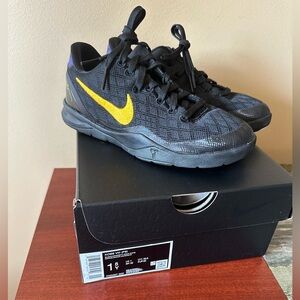 NIB Nike Kids Kobe Basketball Black/Gold Sneakers Size 1.5Y, EUR 33,20.5cm.